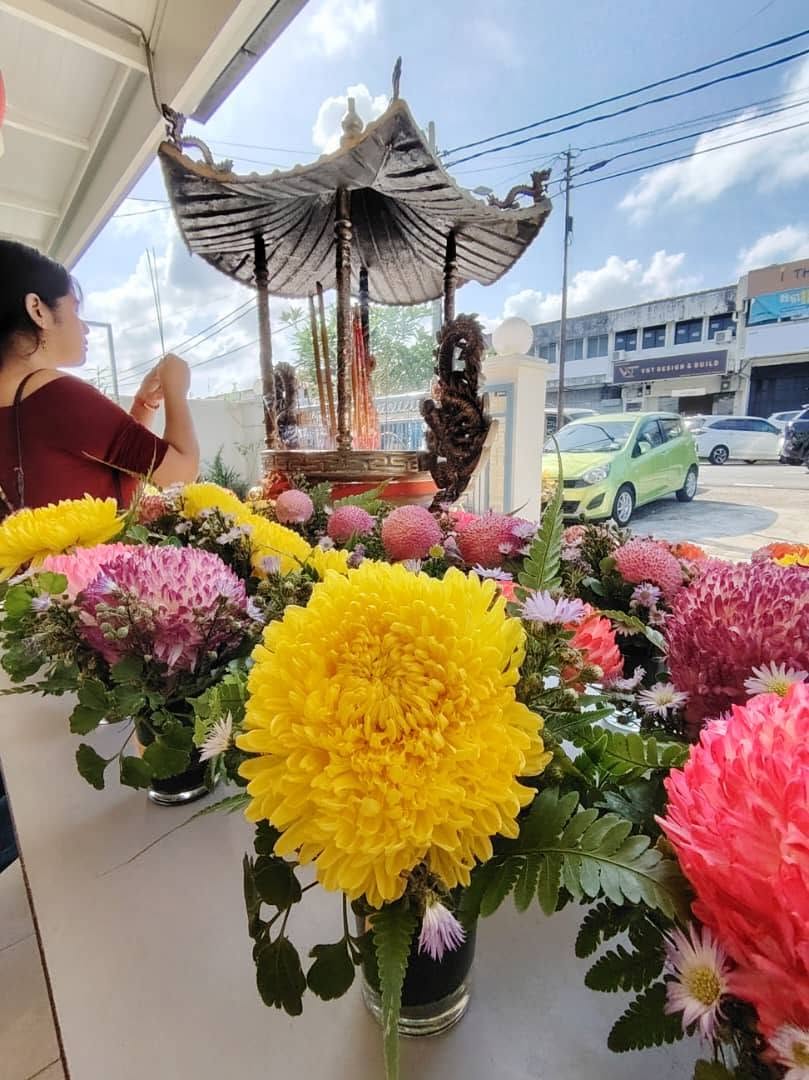 圣慈寺香炉前供养的黄色与粉色鲜花