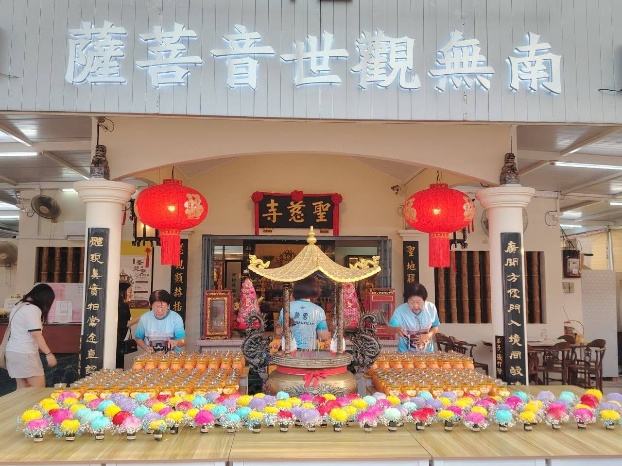 新山圣慈寺正门与供灯、鲜花