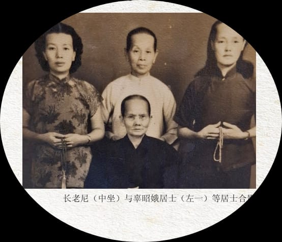 原资料图注标明:长老尼中坐,与辜昭娥居士等居士合照。